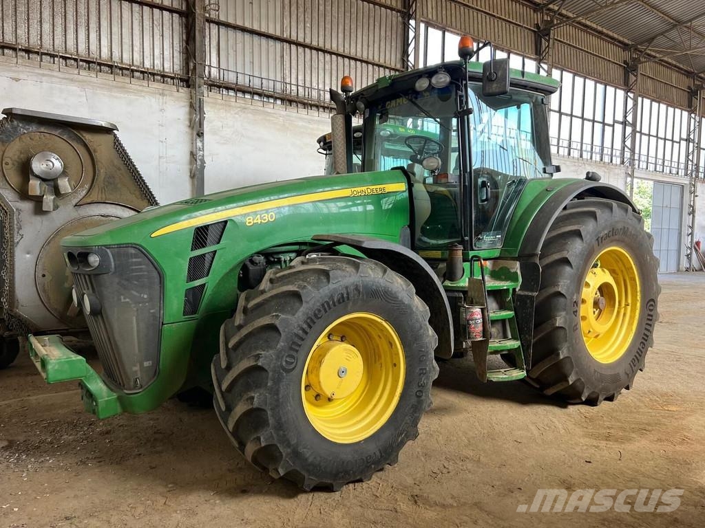 John Deere 8430 الجرارات
