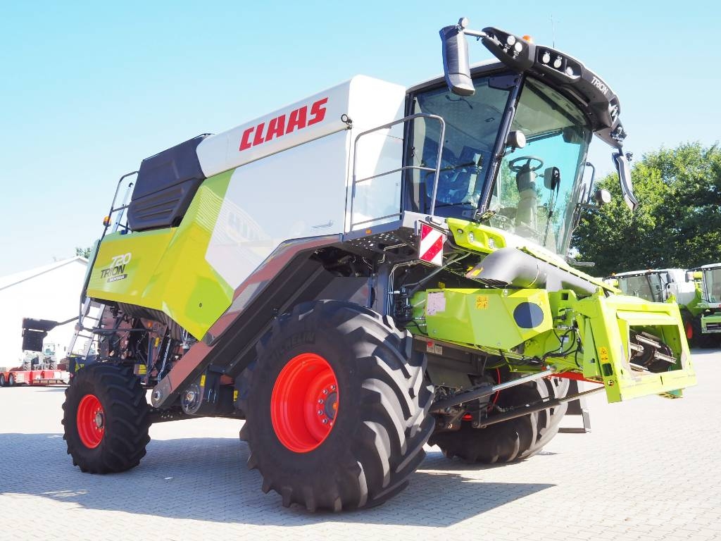 CLAAS Trion 720 MONTANA + V680 Kombajni