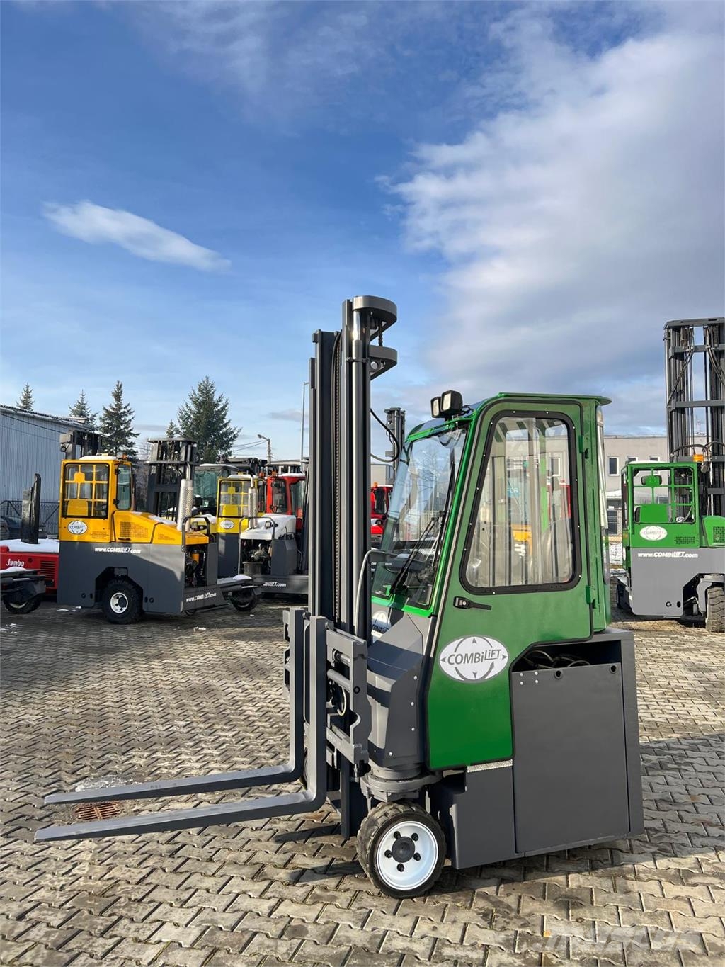 Combilift [Discount SALE] CBE 2500 全方向リーチ型フォークリフト