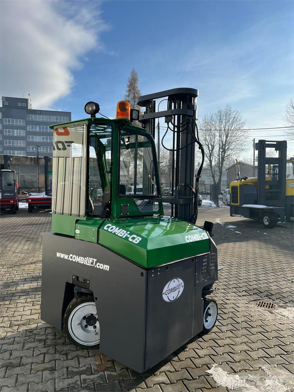 Combilift [Discount SALE] CBE 2500 全方向リーチ型フォークリフト
