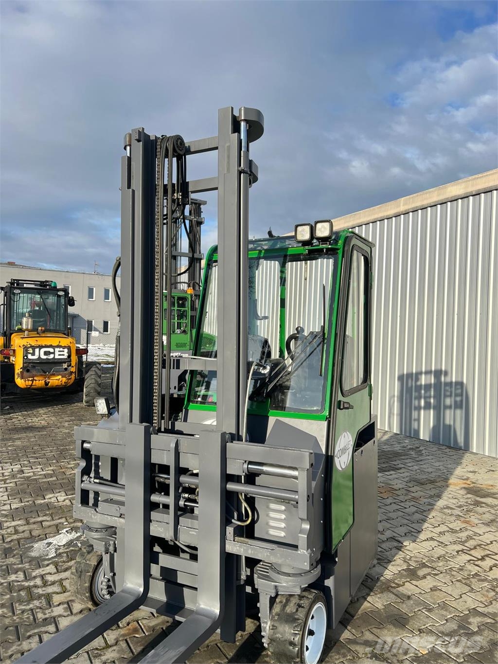 Combilift [Discount SALE] CBE 2500 全方向リーチ型フォークリフト