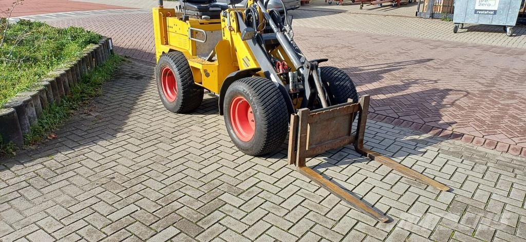 Knikmops KM 130 Rataslaadurid