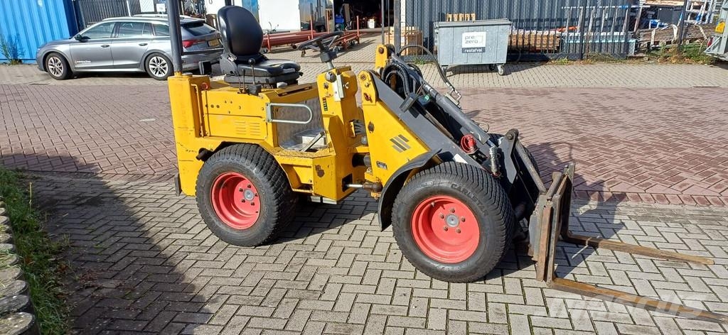 Knikmops KM 130 Rataslaadurid