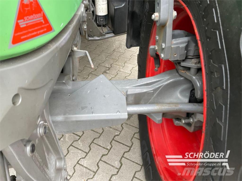 Fendt 718 VARIO SCR PROFI Traktoren