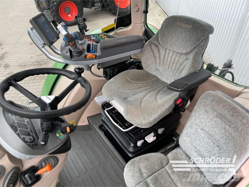 Fendt 718 VARIO SCR PROFI Traktoren