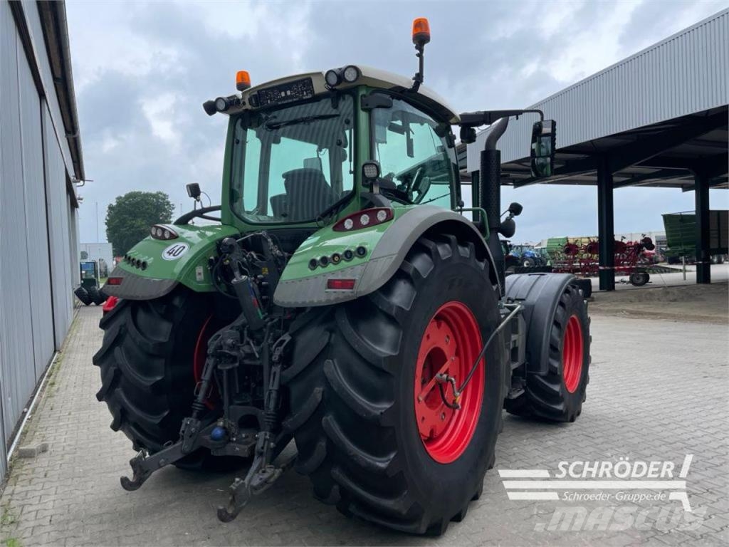 Fendt 718 VARIO SCR PROFI Traktoren