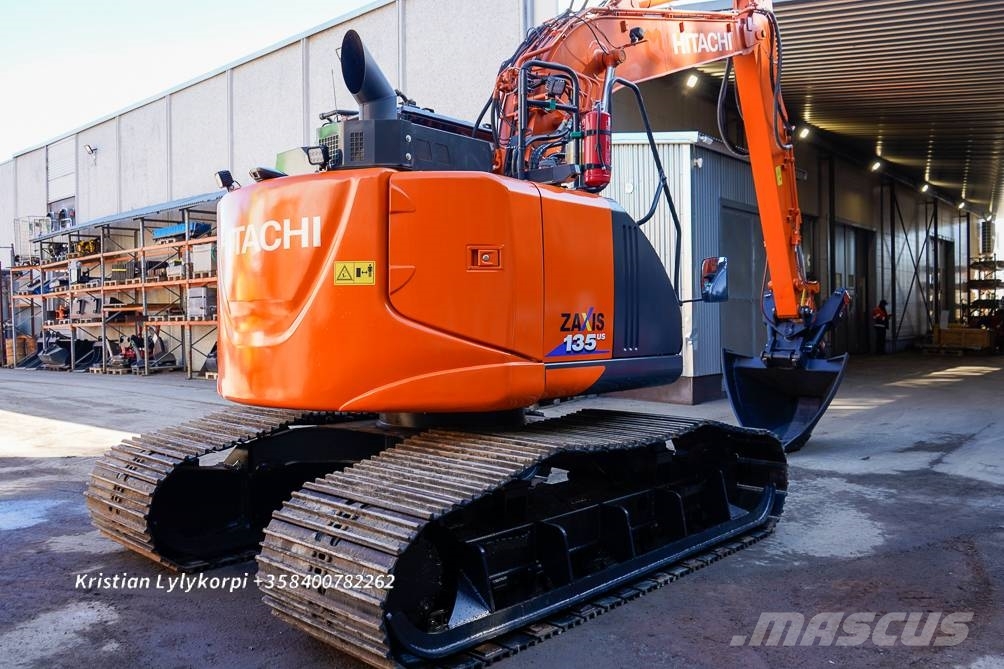 Hitachi ZX135US-6 METSÄALUSTALLA 履带挖掘机