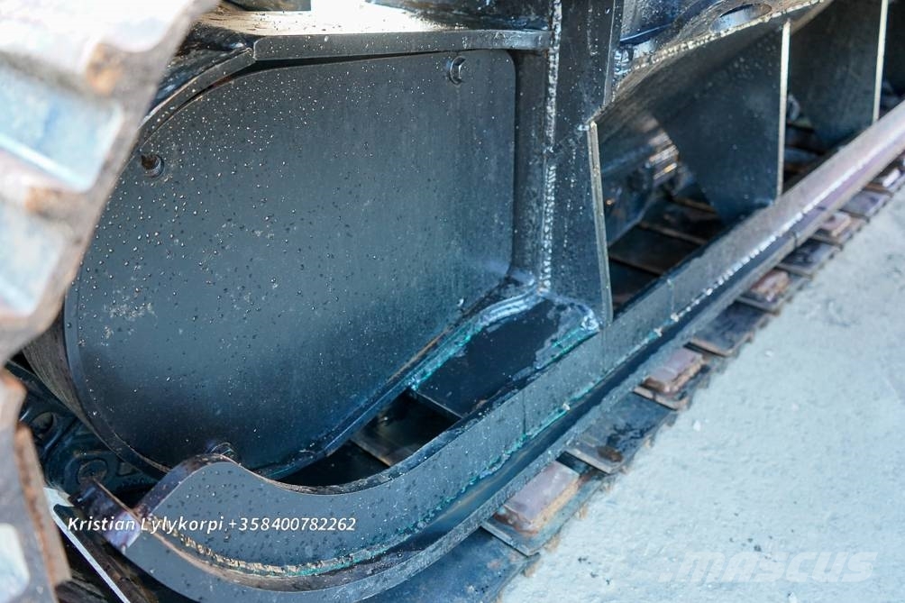 Hitachi ZX135US-6 METSÄALUSTALLA 履带挖掘机
