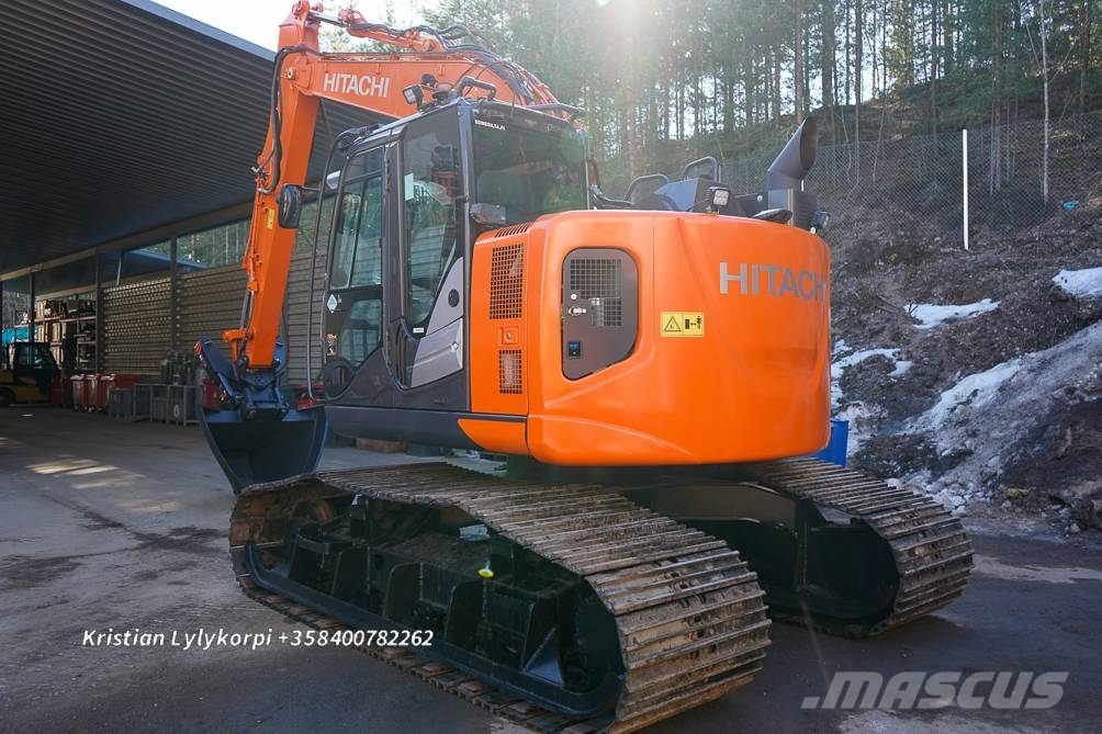 Hitachi ZX135US-6 METSÄALUSTALLA 履带挖掘机