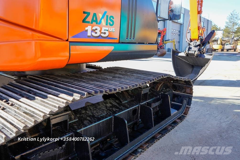 Hitachi ZX135US-6 METSÄALUSTALLA 履带挖掘机