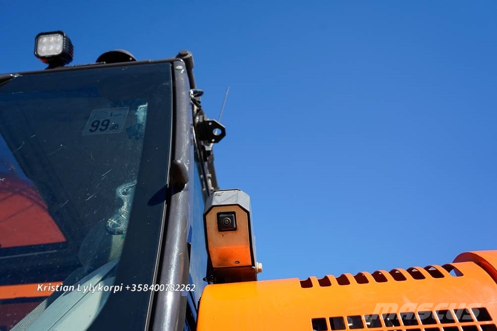 Hitachi ZX135US-6 METSÄALUSTALLA 履带挖掘机