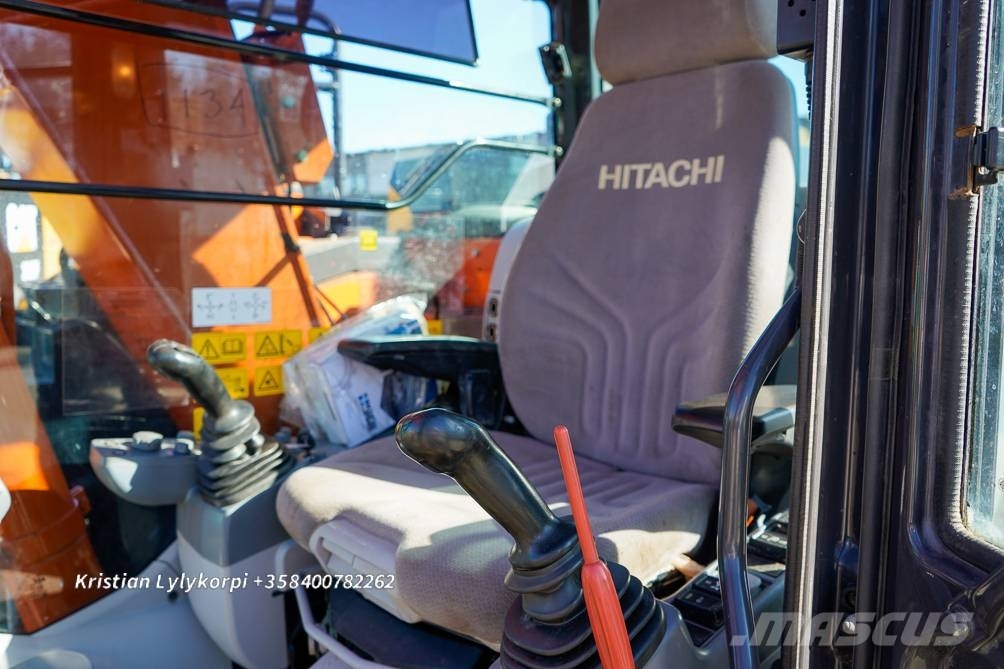 Hitachi ZX135US-6 METSÄALUSTALLA 履带挖掘机