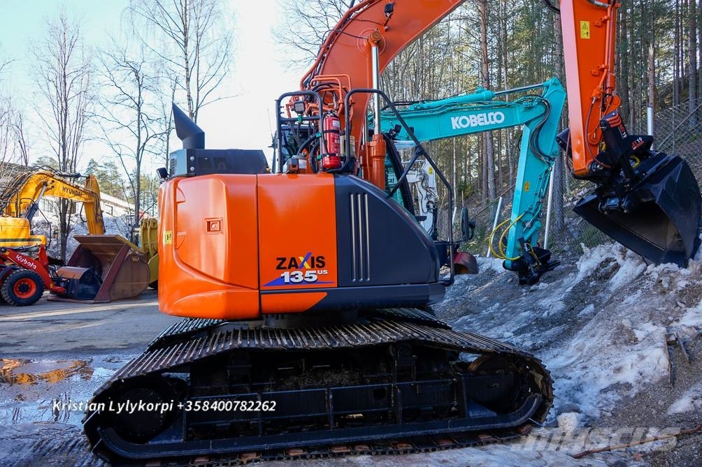 Hitachi ZX135US-6 METSÄALUSTALLA 履带挖掘机