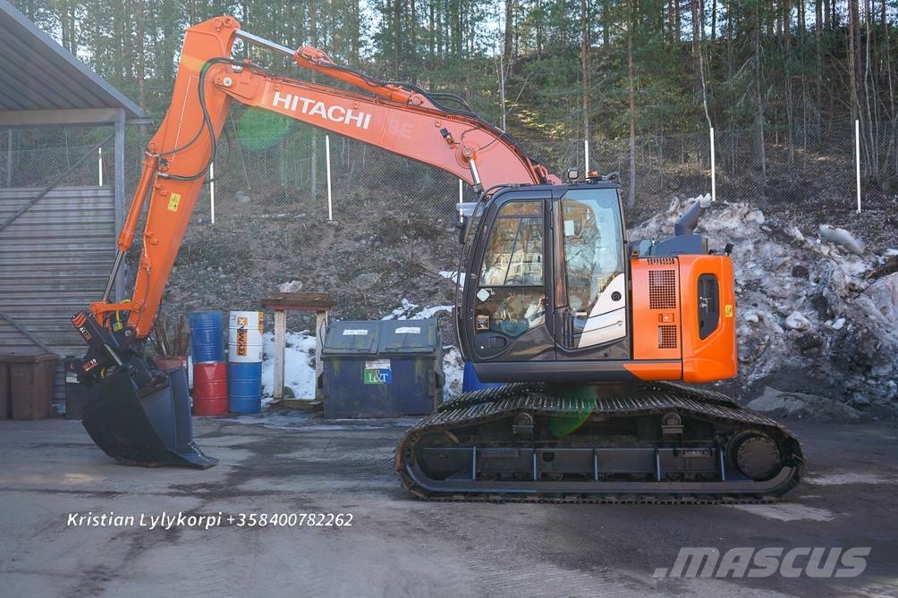 Hitachi ZX135US-6 METSÄALUSTALLA 履带挖掘机