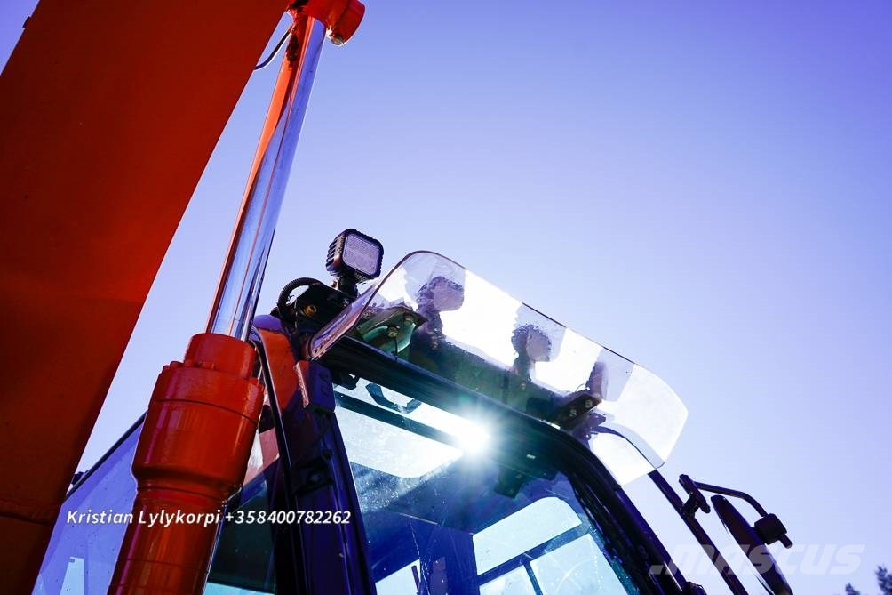Hitachi ZX135US-6 METSÄALUSTALLA 履带挖掘机