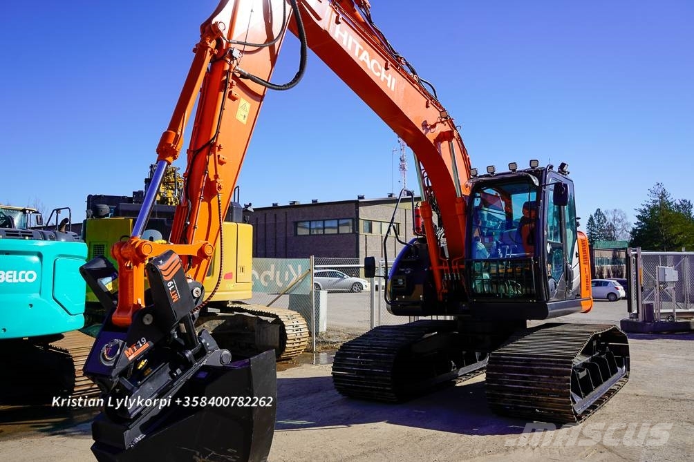 Hitachi ZX135US-6 METSÄALUSTALLA 履带挖掘机
