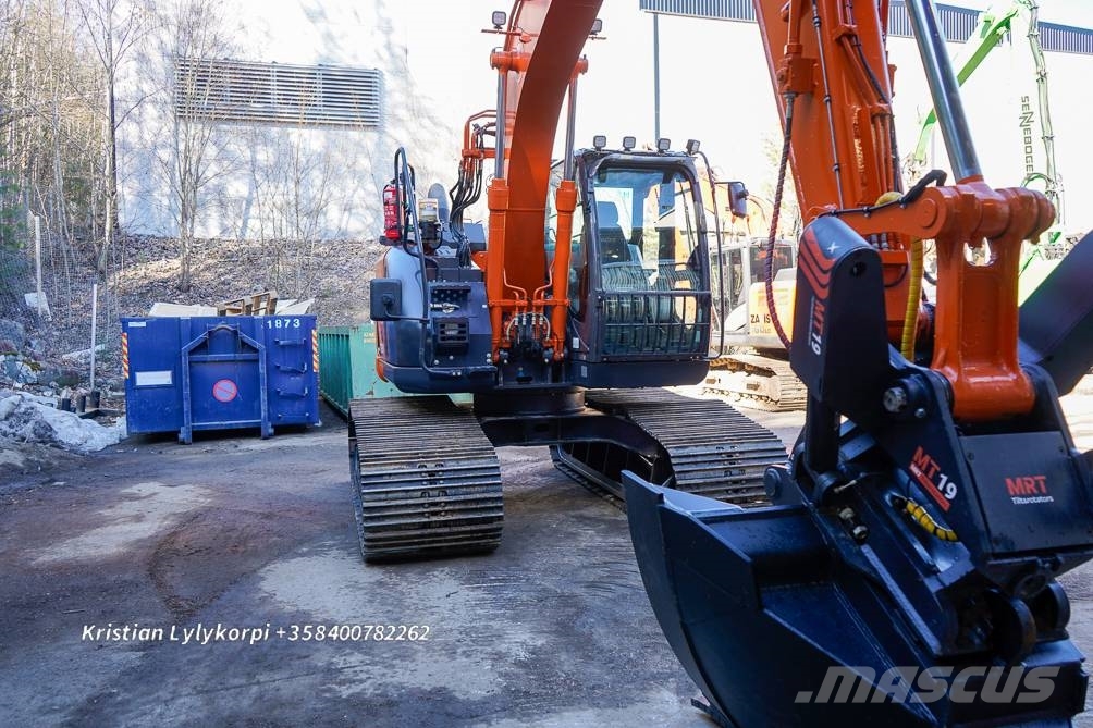 Hitachi ZX135US-6 METSÄALUSTALLA 履带挖掘机
