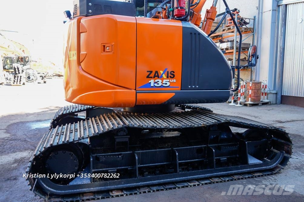 Hitachi ZX135US-6 METSÄALUSTALLA 履带挖掘机