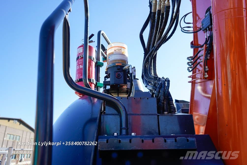 Hitachi ZX135US-6 METSÄALUSTALLA 履带挖掘机