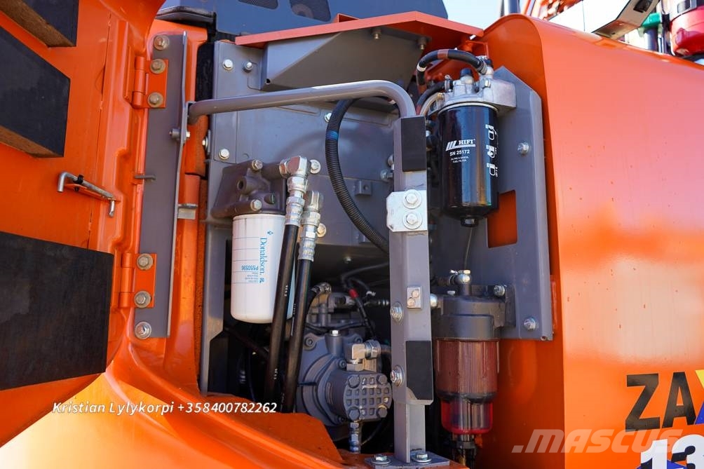 Hitachi ZX135US-6 METSÄALUSTALLA 履带挖掘机