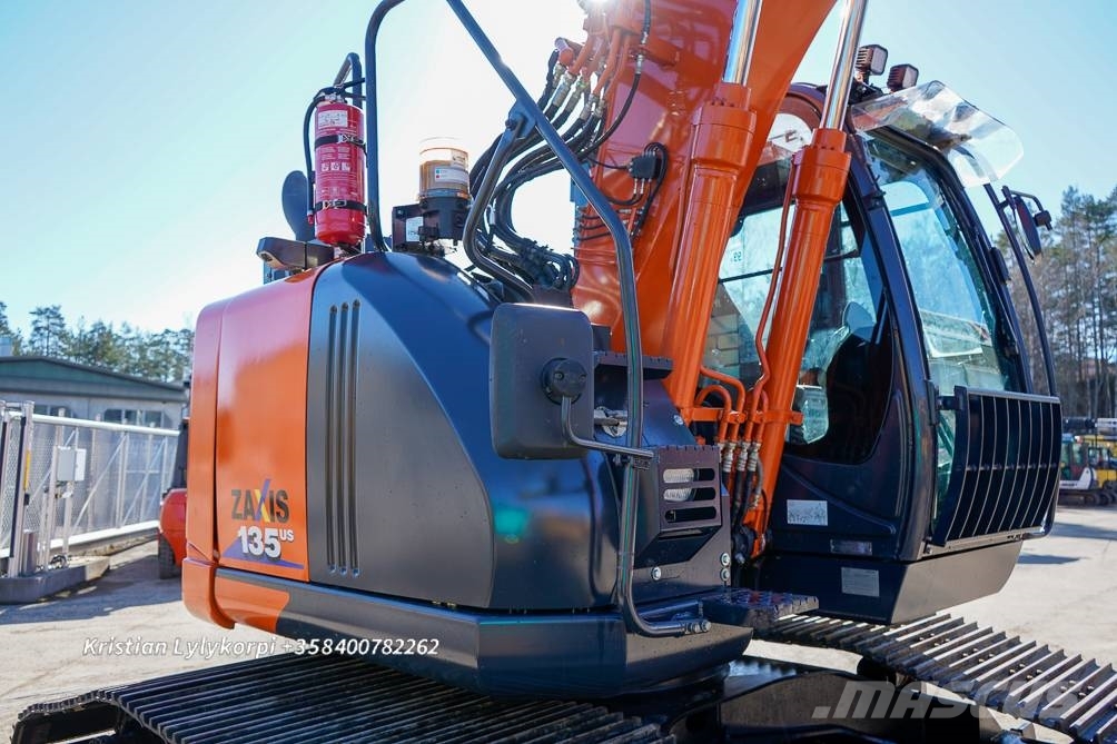 Hitachi ZX135US-6 METSÄALUSTALLA 履带挖掘机