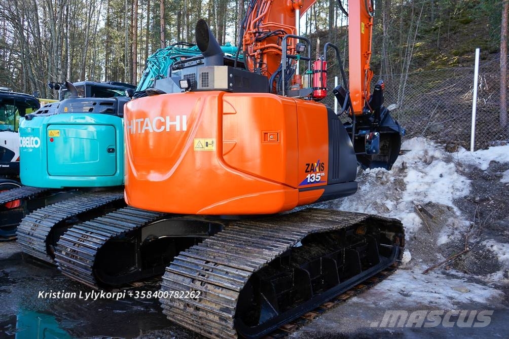Hitachi ZX135US-6 METSÄALUSTALLA 履带挖掘机