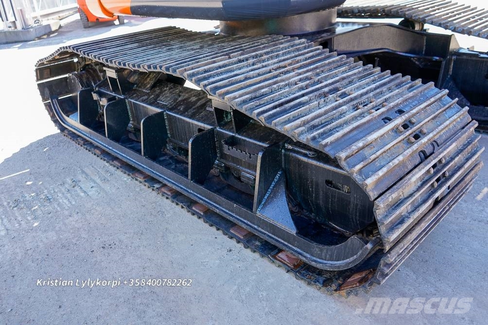 Hitachi ZX135US-6 METSÄALUSTALLA 履带挖掘机
