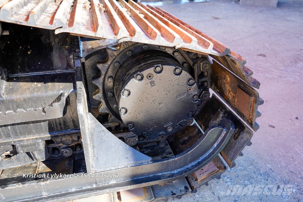 Hitachi ZX135US-6 METSÄALUSTALLA 履带挖掘机