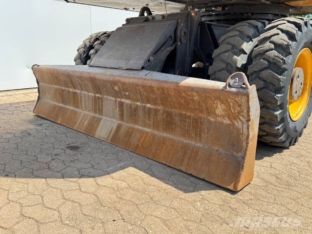 Volvo EW210D - German Machine / Triple Boom حفارات بعجل