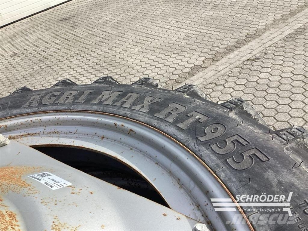 Fendt PFLEGERÄDER 270/95 R48 + 11.2 R32 BKT Reifen