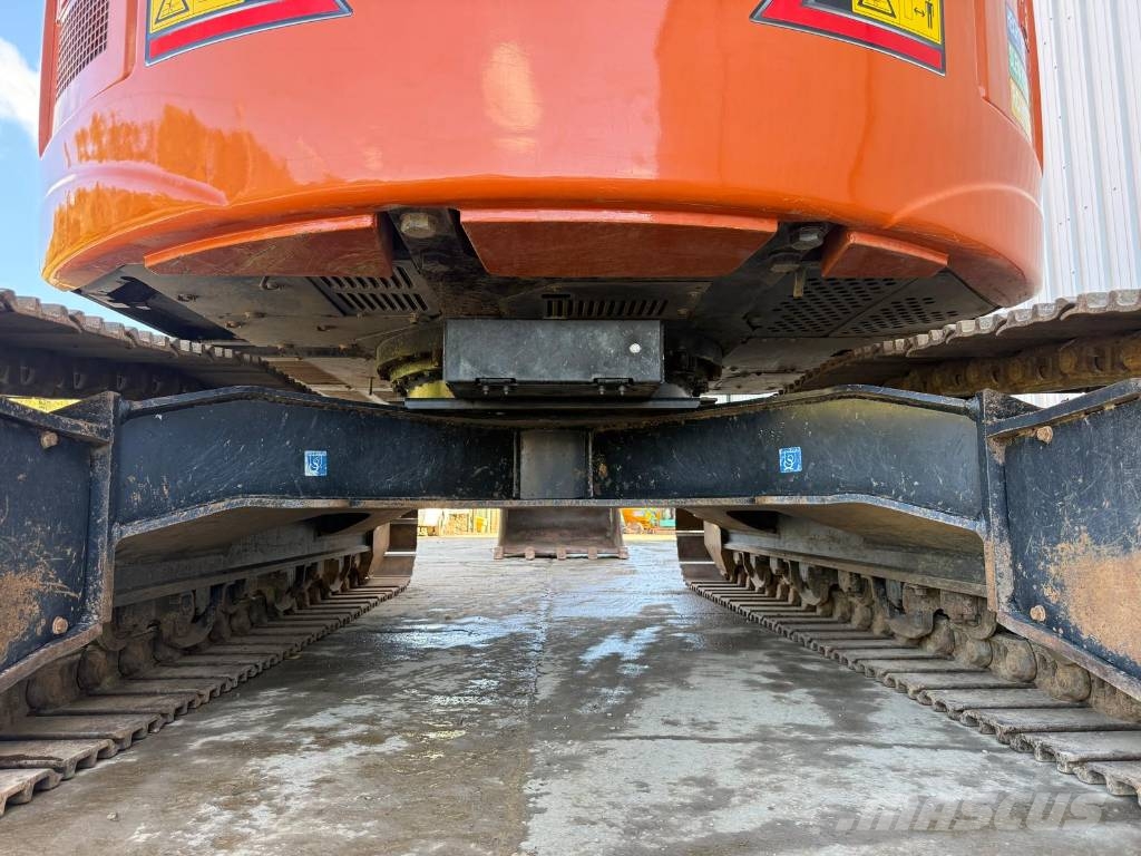 Hitachi ZX225USLC-7 Raupenbagger