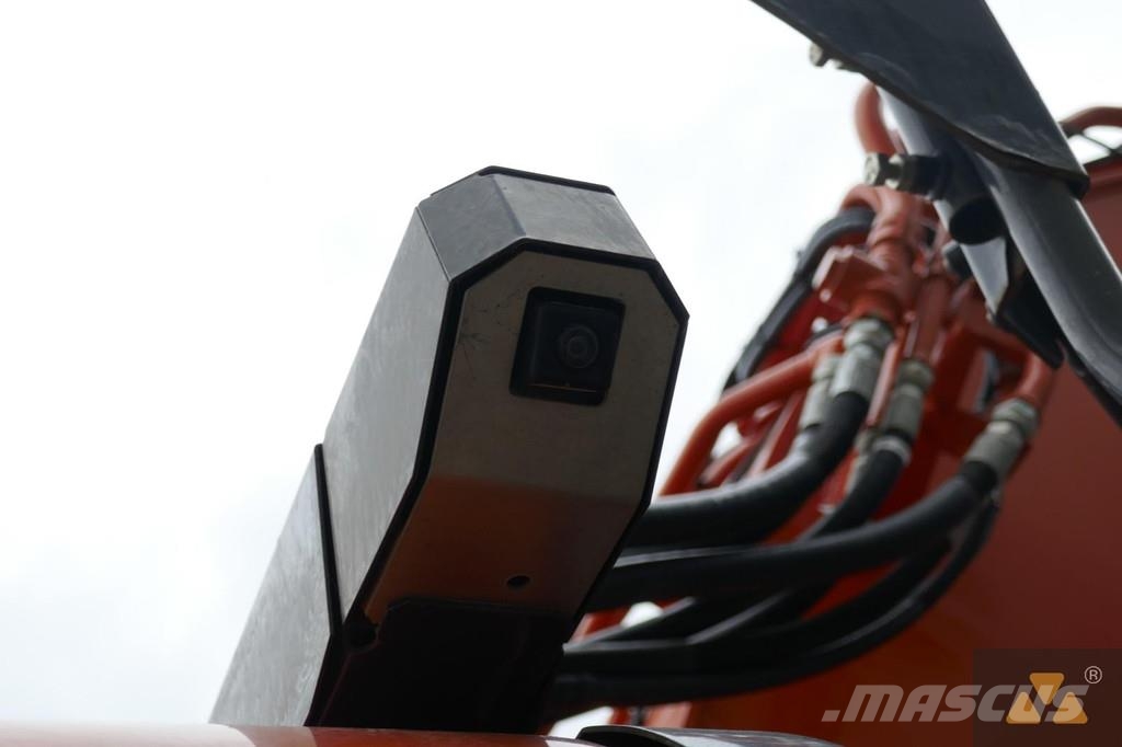 Hitachi ZX225USLC-6 Kāpurķēžu ekskavatori