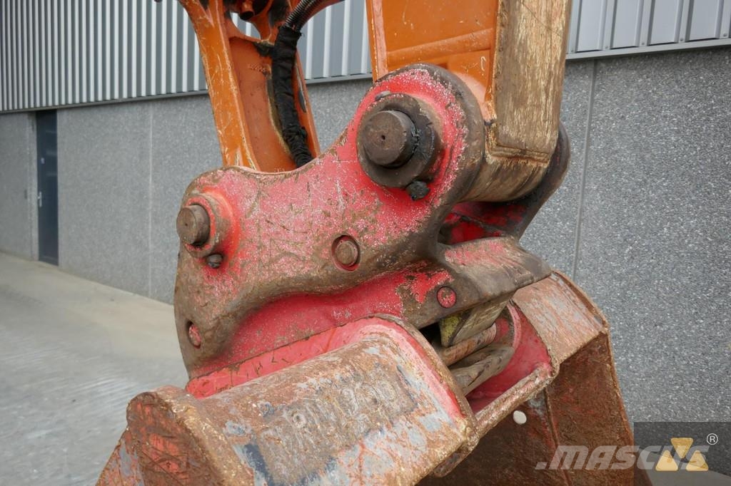 Hitachi ZX225USLC-6 Kāpurķēžu ekskavatori