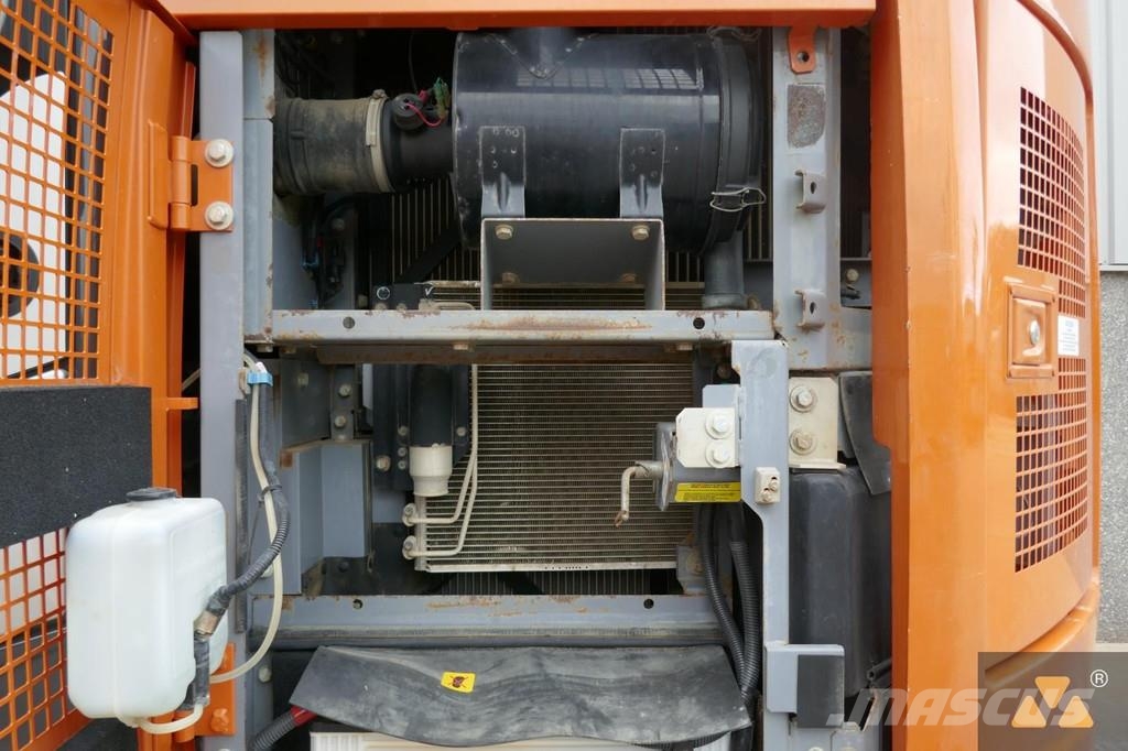 Hitachi ZX225USLC-6 Kāpurķēžu ekskavatori