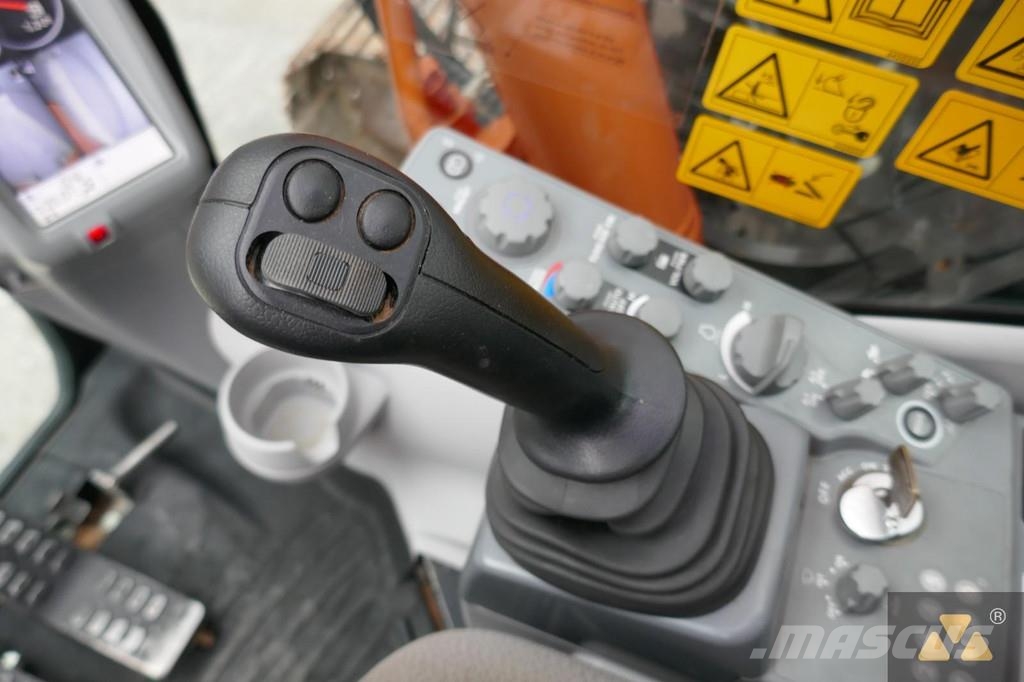 Hitachi ZX225USLC-6 Kāpurķēžu ekskavatori