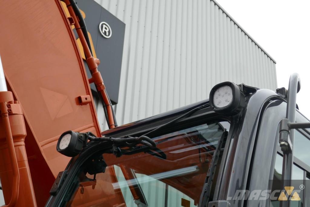 Hitachi ZX225USLC-6 Kāpurķēžu ekskavatori