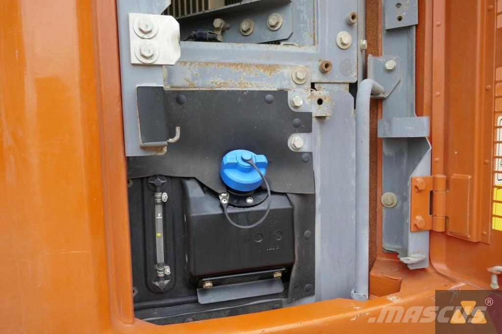 Hitachi ZX225USLC-6 Kāpurķēžu ekskavatori