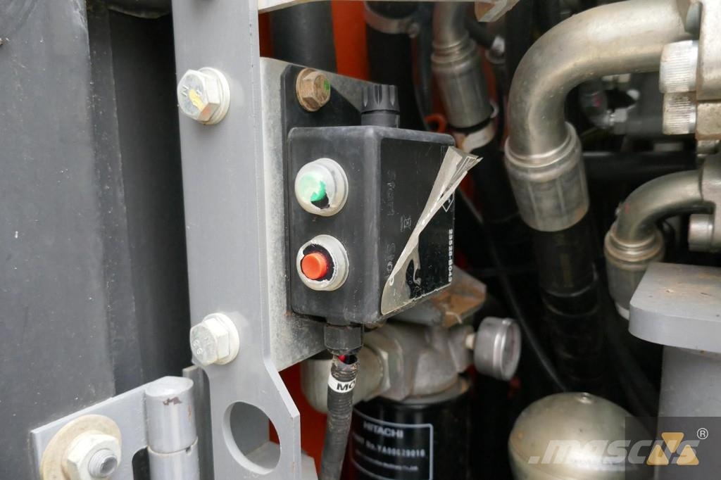 Hitachi ZX225USLC-6 Kāpurķēžu ekskavatori