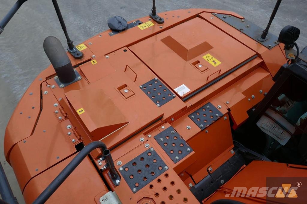 Hitachi ZX225USLC-6 Kāpurķēžu ekskavatori