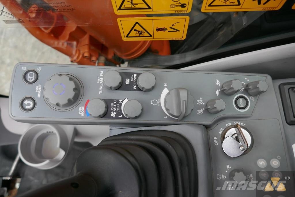 Hitachi ZX225USLC-6 Kāpurķēžu ekskavatori