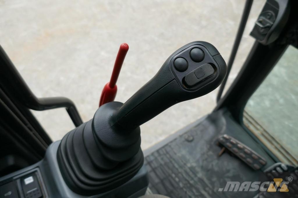 Hitachi ZX225USLC-6 Kāpurķēžu ekskavatori