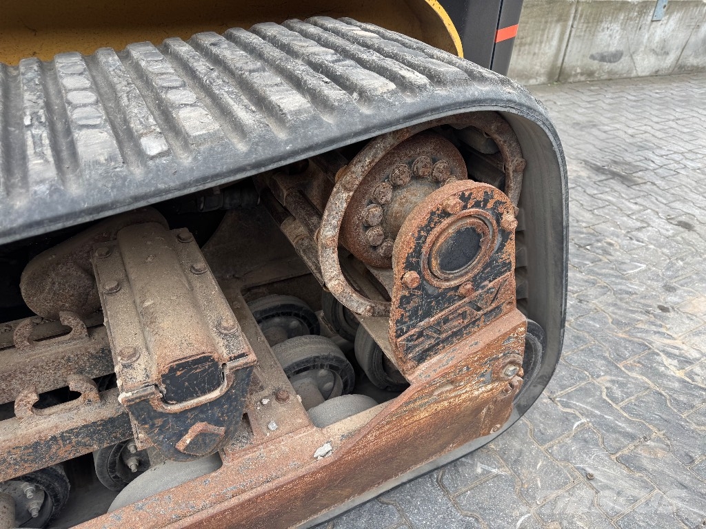 CAT 277 B لوادر انزلاقية التوجيه