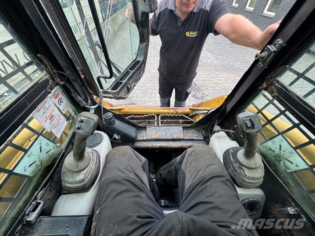 CAT 277 B لوادر انزلاقية التوجيه