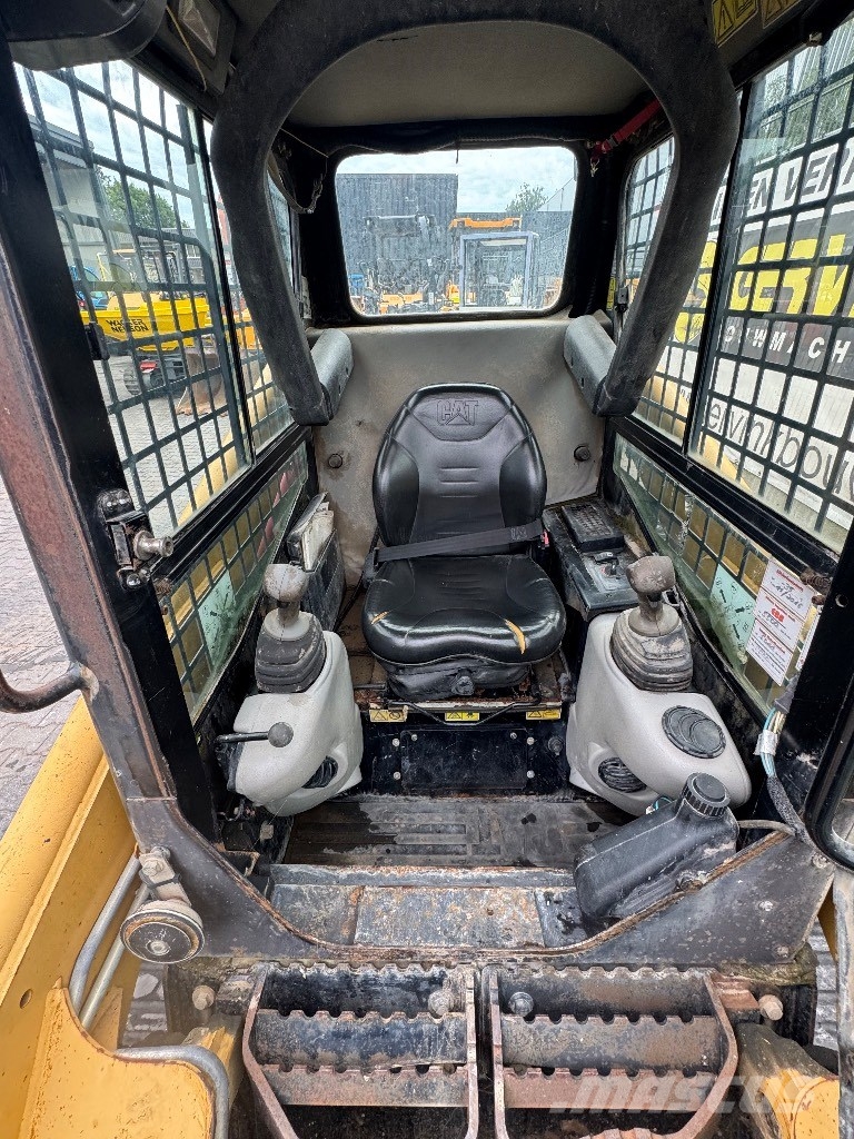 CAT 277 B لوادر انزلاقية التوجيه