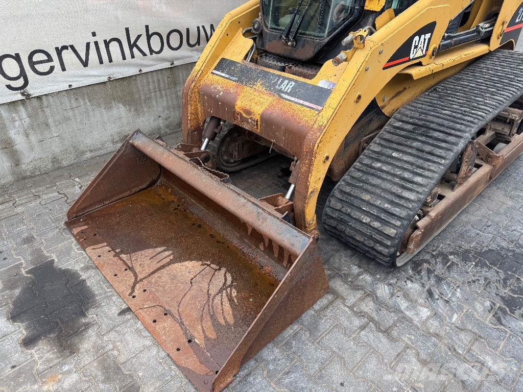 CAT 277 B لوادر انزلاقية التوجيه