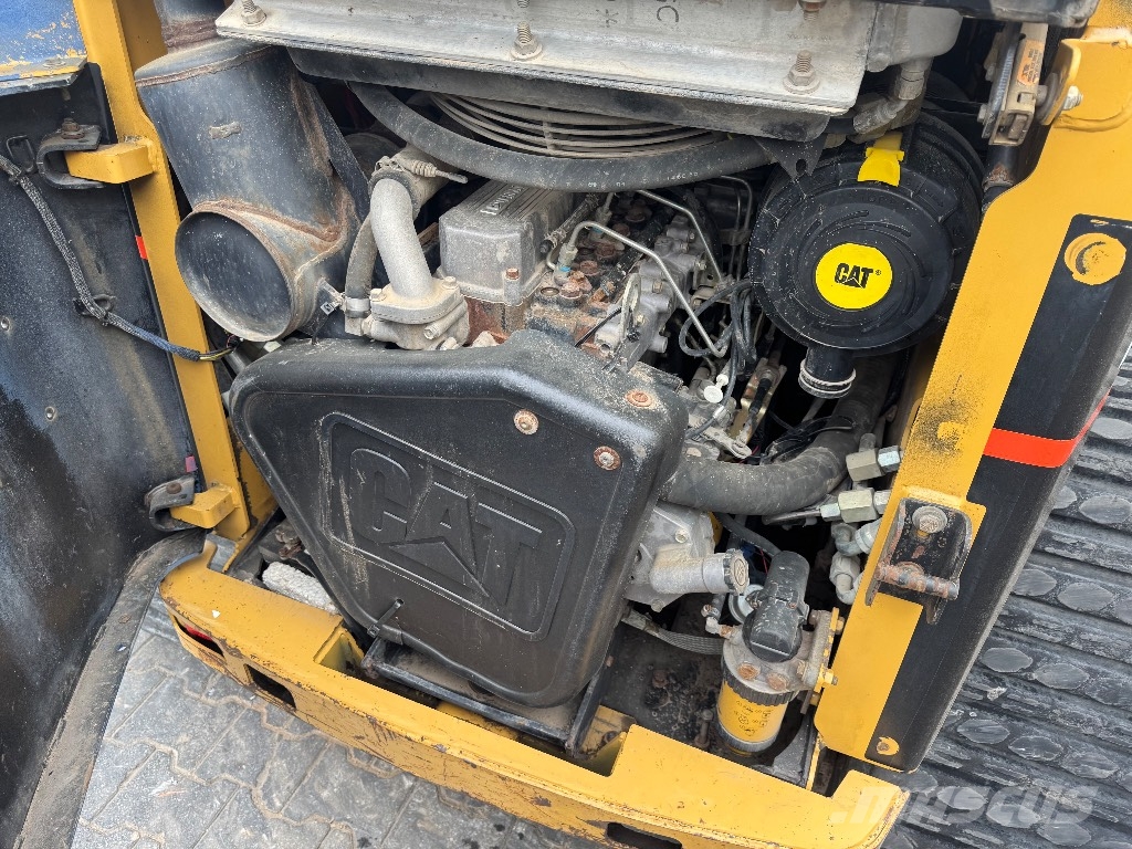 CAT 277 B لوادر انزلاقية التوجيه