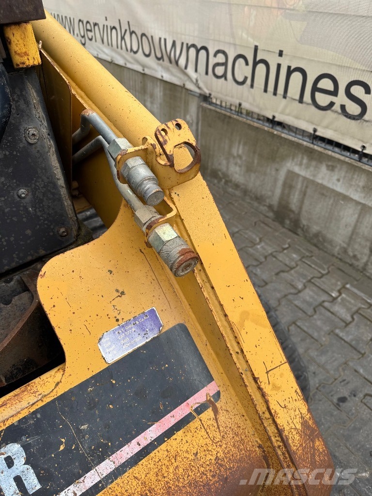CAT 277 B لوادر انزلاقية التوجيه