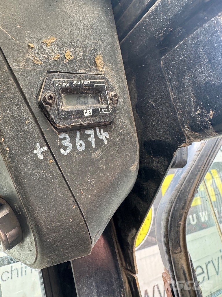 CAT 277 B لوادر انزلاقية التوجيه