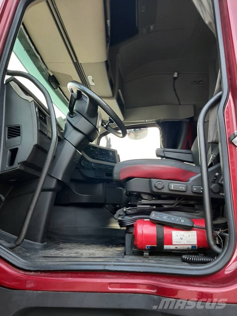 Volvo FH 13 شاحنات بمقصورة وهيكل