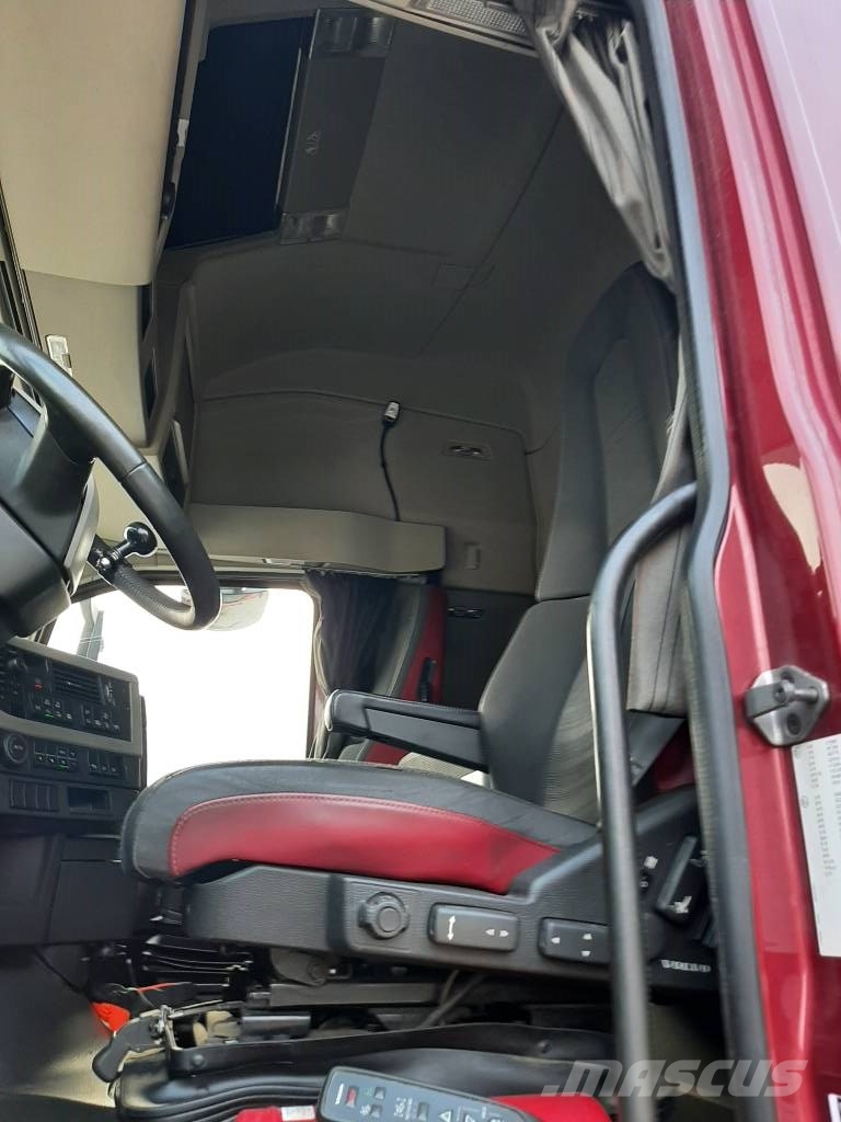 Volvo FH 13 شاحنات بمقصورة وهيكل